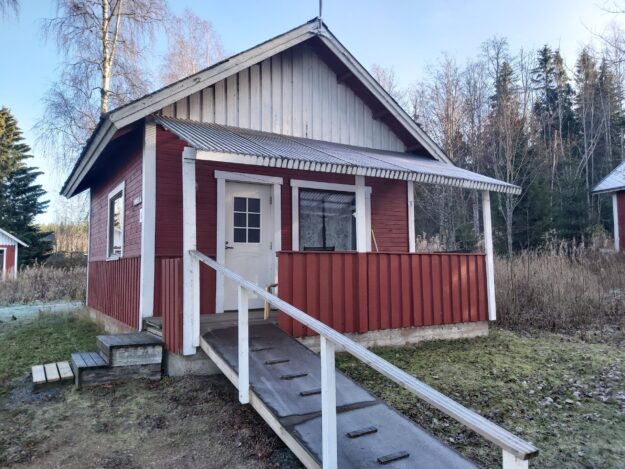 Pyörätuoliluiskalla varustettu mökki